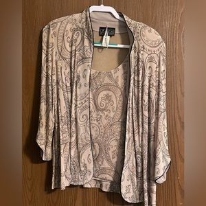 Beautiful shell with outer jacket. Wore only one as mother of the groom.